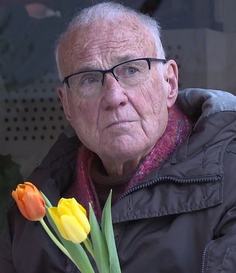 Padre aposentado de 85 anos vira ator pornô