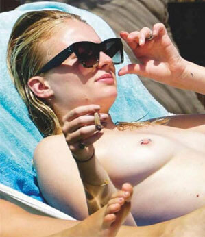 Sophie Turner – Sansa Stark de Game of Thrones – fotografada fazendo topless