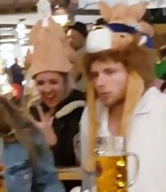 Pegando no salsichão na Oktoberfest