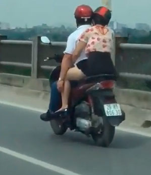 Aquele carinho gostoso enquanto passeio de moto com a minha mina