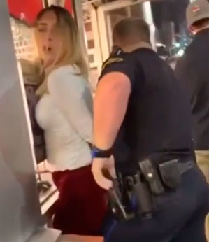 Loira gostosa encontra a melhor forma possível para trollar um policial