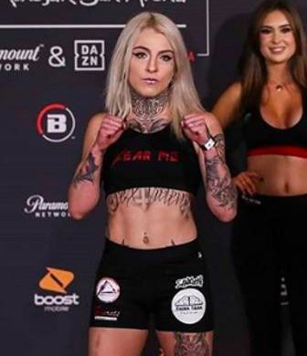 Atriz pornô sofre derrota humilhante em sua estréia no MMA