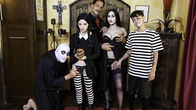 A orgia da Família Addams por Family Strokes 