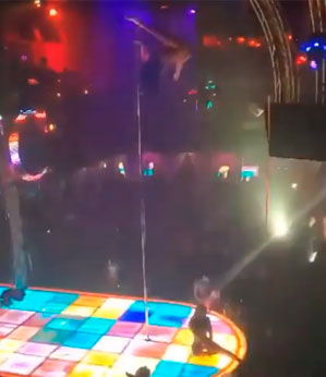 Stripper cai  do pole dance de uma altura de 6m sem perder o rebolado