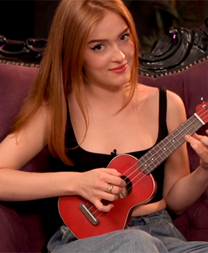 Jia Lissa com seu ukulele cantando “I like to Masturbate”