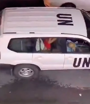 Funcionário da ONU é flagrado se divertindo no banco de trás da viatura