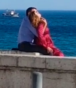 Casal curte momento à beira mar até ser interrompidos