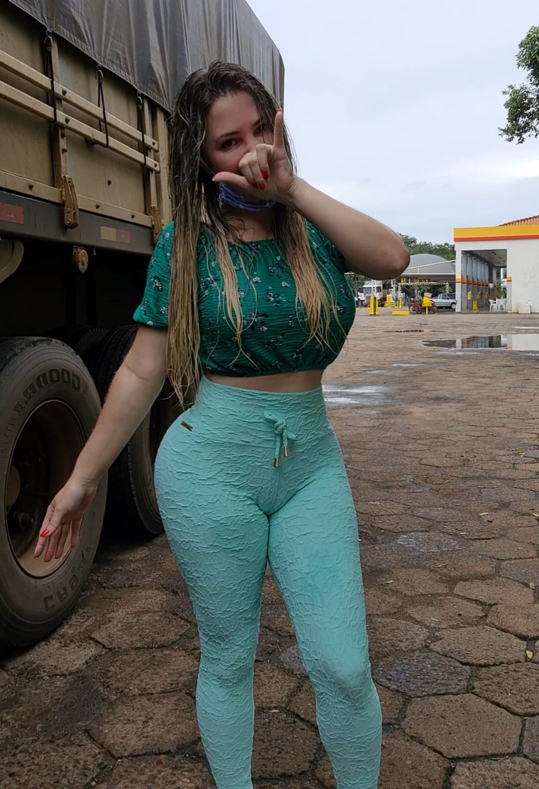 Caminhoneira Aline Ouriques se revolta com algumas opiniões negativas sobre  sua “pata” - Sweetlicious: