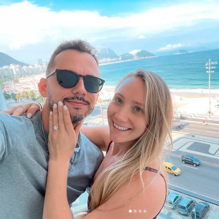 “I said yes!!!” – AJ Applegate fica noiva de brasileiro em Copacabana, RJ