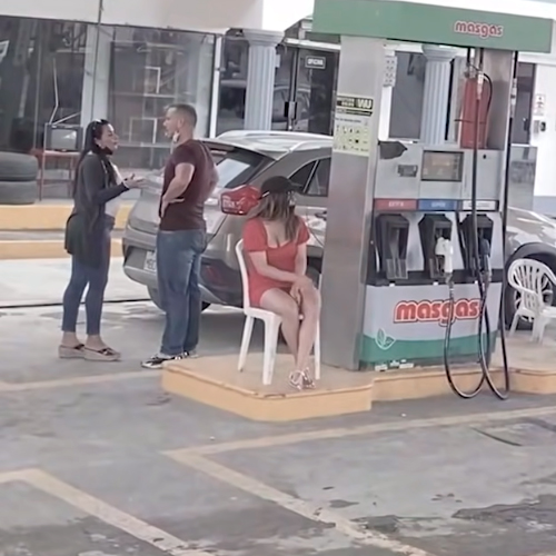 Esposa quase descobre a amante do marido em posto de gasolina