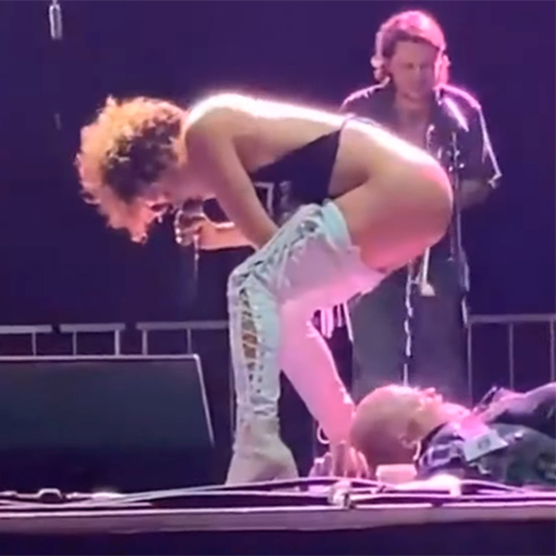 Fã se deita no palco para que vocalista Sophia Urista faziesse ‘chuva dourada’ durante show