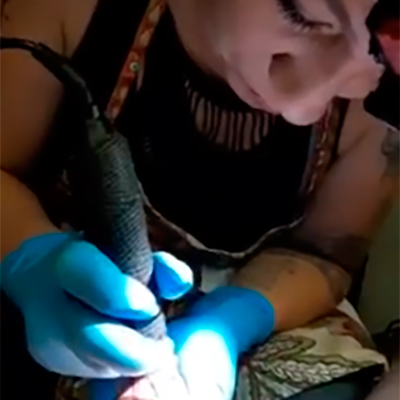 Tatuadora mostra como tatuar um pênis