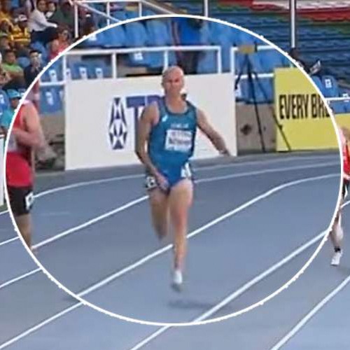 Atleta italiano perde corrida ao tentar evitar que seu pênis escape do shorts